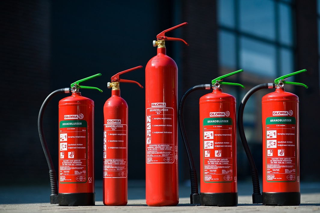 CO2 brandblusser aan de muur in een kantoorruimte.